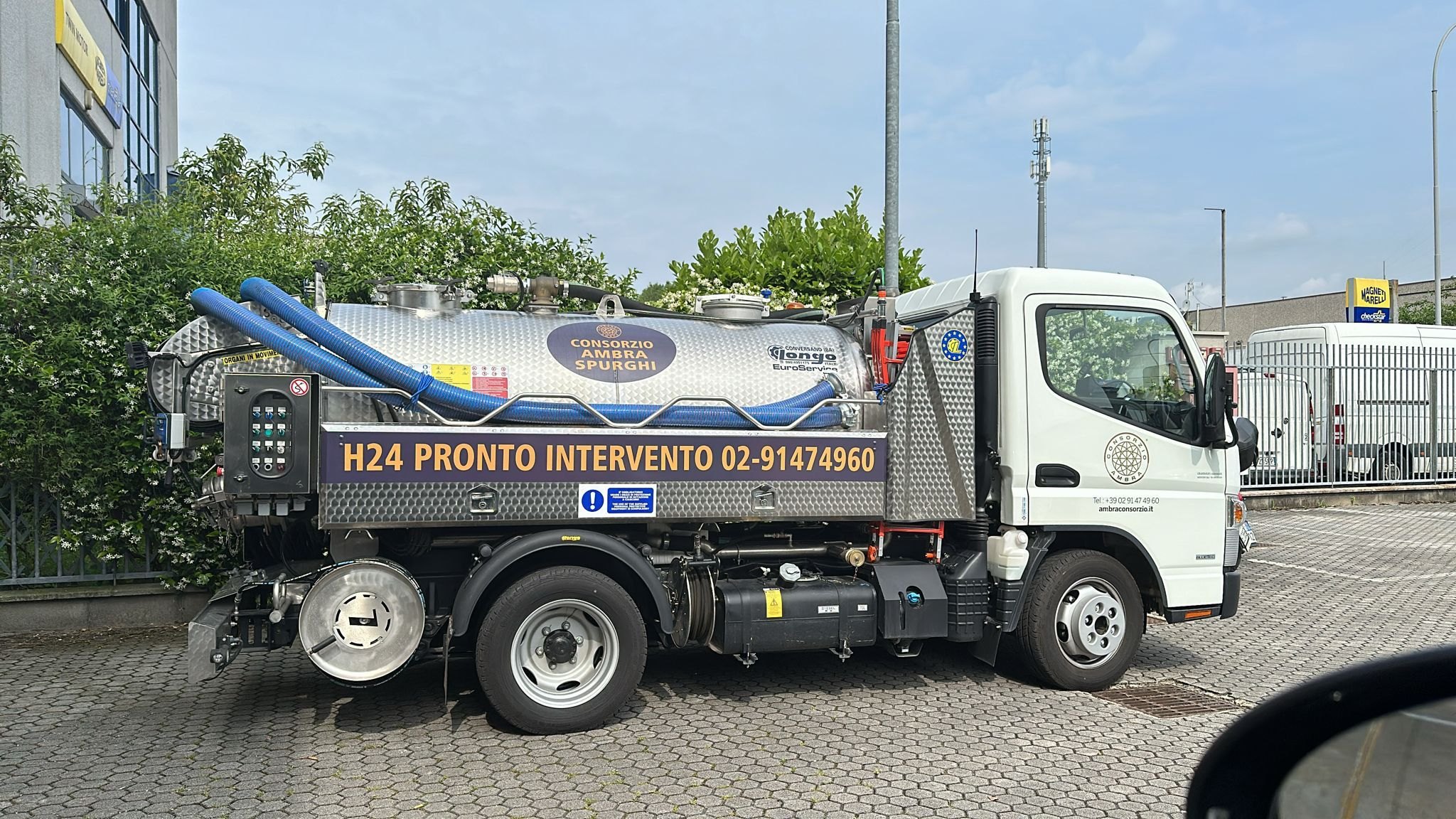 Mezzo spurghi Ambra Facility operativo a Milano